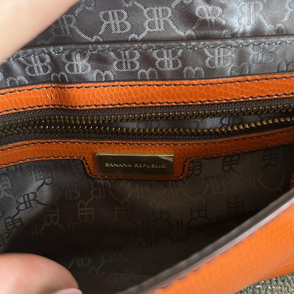 EUC Chic Banana Republic wristlet - Picture 4 of 8